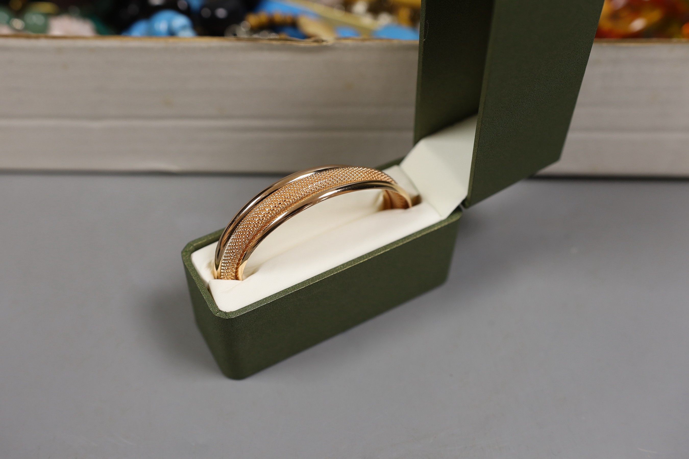 A quantity of assorted costume jewellery.